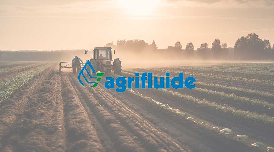 Tractor en cultivo con logo Agrifluide